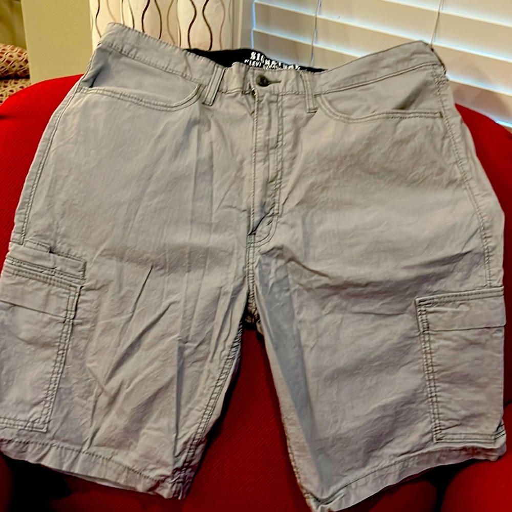 Signature, by Levi Strauss & Co, XL, light weight gray cargo style men’s shorts.